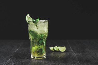 Siyah bir zemin üzerine taze kokteyl. Siyah bir arka plan üzerinde alkollü kokteyl. Meyve bir kokteyl ile. Alkolsüz kokteyl. Kokteyller siyah bir zemin üzerine karışımı.