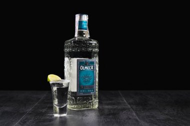 Kiev, Ukrayna - 07 Kasım 2018. Olmeca Tekila siyah arka planda, taş masada. Olmeca Tequila, Meksika 'nın Jalisco şehrinde üretilen tekila. Olmeca 'nın sahibi Pernod Ricard Grubu..