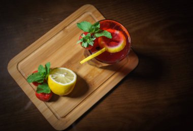 Siyah bir zemin üzerine taze kokteyl. Siyah bir arka plan üzerinde alkollü kokteyl. Meyve bir kokteyl ile. Alkolsüz kokteyl. Kokteyller siyah bir zemin üzerine karışımı.