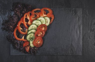 Pişirmek için ham malzemeler. Domates, salatalık, biber, otlar, baharatlar, masada zeytinyağı. Yemek pişirmek için hazır. Üst görünüm arkaplanı. Mesaj için yer var. Sağlıklı beslenme. Yemek pişirme konsepti. 