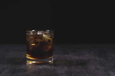 Siyah arka planda taze bir kokteyl. Alkolik ve Meyvesiz Kokteyller. 