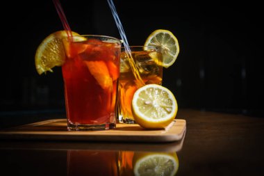 Siyah bir zemin üzerine taze kokteyl. Siyah bir arka plan üzerinde alkollü kokteyl. Meyve bir kokteyl ile. Alkolsüz kokteyl. Kokteyller siyah bir zemin üzerine karışımı.