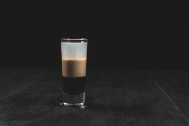 Barmen bardaki küçük bardaklara alkollü içki doldurur. Barda renkli kokteyller var. Kulüpte renkli şutlar. Alkolik içecekler farklı renklerdedir. Gece hayatı sahnesi. Bardaki içkiler.. 