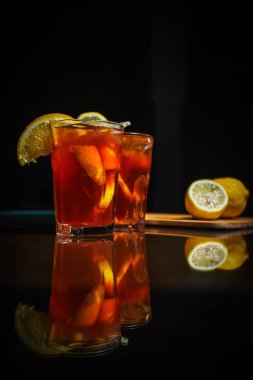 Siyah bir zemin üzerine taze kokteyl. Siyah bir arka plan üzerinde alkollü kokteyl. Meyve bir kokteyl ile. Alkolsüz kokteyl. Kokteyller siyah bir zemin üzerine karışımı.