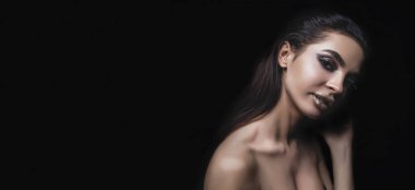 Yüksek moda modeli kız renkli parlak siyah arka plan, güzel kadın, trendy parlayan makyaj yakın çekim portre studio poz parıldıyor. Sanat tasarım renkli makyaj.