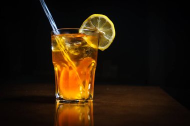 Siyah bir zemin üzerine taze kokteyl. Siyah bir arka plan üzerinde alkollü kokteyl. Meyve bir kokteyl ile. Alkolsüz kokteyl. Kokteyller siyah bir zemin üzerine karışımı.