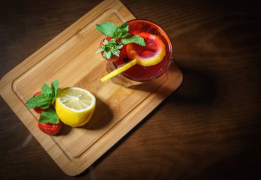 Siyah bir zemin üzerine taze kokteyl. Siyah bir arka plan üzerinde alkollü kokteyl. Meyve bir kokteyl ile. Alkolsüz kokteyl. Kokteyller siyah bir zemin üzerine karışımı.