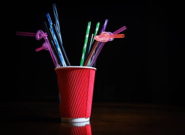 Bardaktaki kokteyller için tüpler. Kahve için borular.