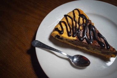 Tahtadaki çocuk oyuncağı. Brownie. Çocuk oyuncağı. Tabakta kek. Kahveli bir tabak kek..