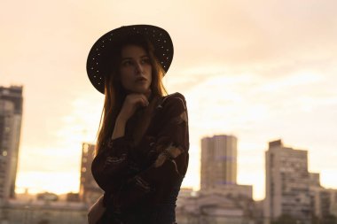 genç güzel kadın portresi 