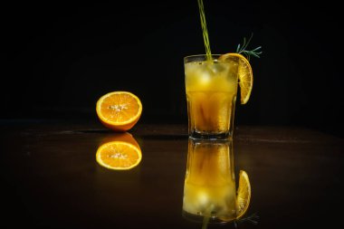 Siyah bir zemin üzerine taze kokteyl. Siyah bir arka plan üzerinde alkollü kokteyl. Meyve bir kokteyl ile. Alkolsüz kokteyl. Kokteyller siyah bir zemin üzerine karışımı.