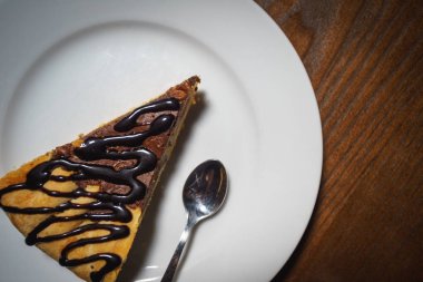 Tahtadaki çocuk oyuncağı. Brownie. Çocuk oyuncağı. Tabakta kek. Kahveli bir tabak kek..