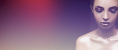 Yaratıcı makyajlı kadın