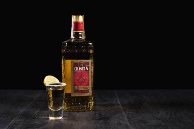 Kiev, Ukrayna - 07 Kasım 2018. Olmeca Tekila siyah arka planda, taş masada. Olmeca Tequila, Meksika 'nın Jalisco şehrinde üretilen tekila. Olmeca 'nın sahibi Pernod Ricard Grubu..