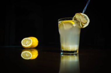 Siyah bir zemin üzerine taze kokteyl. Siyah bir arka plan üzerinde alkollü kokteyl. Meyve bir kokteyl ile. Alkolsüz kokteyl. Kokteyller siyah bir zemin üzerine karışımı.