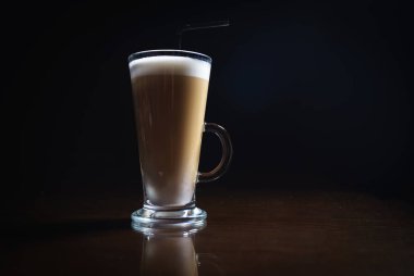 Siyah arka planda kahve içiyorlar. Siyah bir masada kahve. Soğuk kahve. Sütlü. Kapuçino. Espresso. Kahve kokteylleri. Milkshakeler. Krem şanti. Barista. 