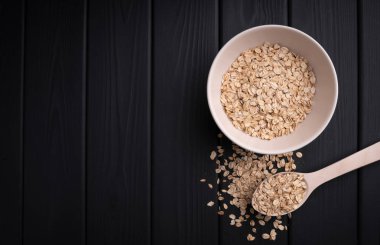 Yulaf ezmesi gevreği. Kahvaltıda. Siyah arka plan. Sağlıklı organik gıda.