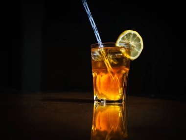 Siyah bir zemin üzerine taze kokteyl. Siyah bir arka plan üzerinde alkollü kokteyl. Meyve bir kokteyl ile. Alkolsüz kokteyl. Kokteyller siyah bir zemin üzerine karışımı.