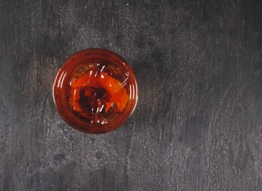 Siyah arka planda taze bir kokteyl. Alkolik ve Meyvesiz Kokteyller. 