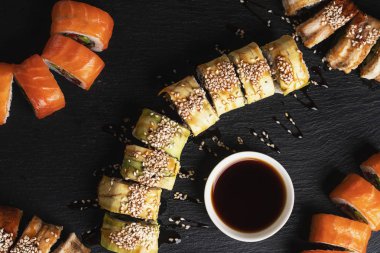 Siyah zemin üzerinde taş levha üzerinde Asya yemeği