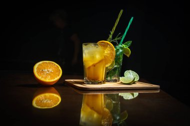 Siyah bir zemin üzerine taze kokteyl. Siyah bir arka plan üzerinde alkollü kokteyl. Meyve bir kokteyl ile. Alkolsüz kokteyl. Kokteyller siyah bir zemin üzerine karışımı.