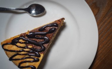 Tahtadaki çocuk oyuncağı. Brownie. Çocuk oyuncağı. Tabakta kek. Kahveli bir tabak kek..