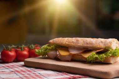 Ekmek. Yiyecekler. Pencerenin yanındaki mutfakta taze ekmek var. Domatesli lezzetli sandviç.