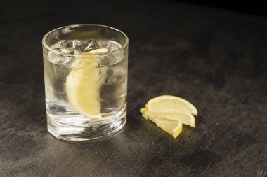 Koyu arkaplanda buzlu limon.