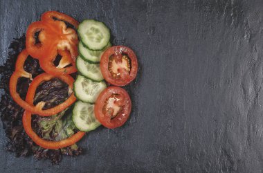 Pişirmek için ham malzemeler. Domates, salatalık, biber, otlar, baharatlar, masada zeytinyağı. Yemek pişirmek için hazır. Üst görünüm arkaplanı. Mesaj için yer var. Sağlıklı beslenme. Yemek pişirme konsepti. 