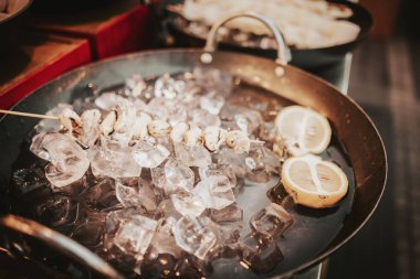 Sokak yemeklerinde limonlu taze midye. Baharatlı okyanus ızgarası taze yiyecek. Restoran menüsü. Deniz ürünleri yemeği.