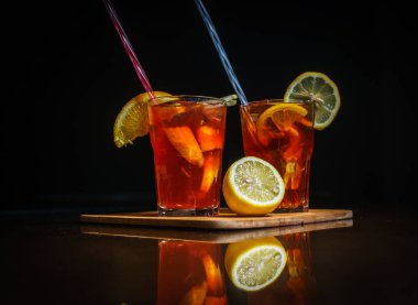 Siyah bir zemin üzerine taze kokteyl. Siyah bir arka plan üzerinde alkollü kokteyl. Meyve bir kokteyl ile. Alkolsüz kokteyl. Kokteyller siyah bir zemin üzerine karışımı.