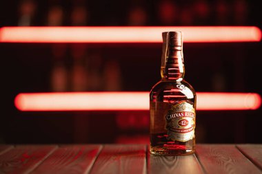 Kiev, Ukrayna - 09.10.2019. Viskilerden en az 12 yıl olgunlaşan Chivas Regal 12 Altın İmza, İskoçya 'nın Keith şehrinde Chivas Brothers tarafından üretilen bir viskidir..