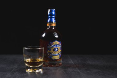 Kiev, Ukrayna - 07 Kasım 2018. Viskilerden en az 18 yıl olgunlaşan Chivas Regal 18 Altın İmza, İskoçya 'nın Keith şehrinde Chivas Brothers tarafından üretilen bir viskidir..