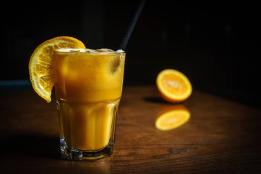 Siyah arka planda kahve içiyorlar. Siyah bir masada kahve. Soğuk kahve. Sütlü. Kapuçino. Espresso. Kahve kokteylleri. Milkshakeler. Krem şanti. Barista. 