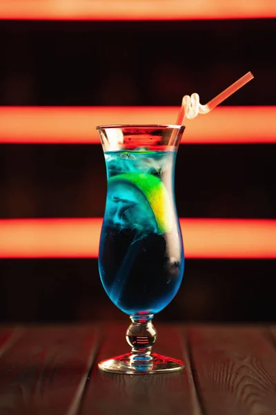 Verse Blauwe Cocktail Een Neon Achtergrond Alcoholische Cocktail Vruchten Niet — Stockfoto