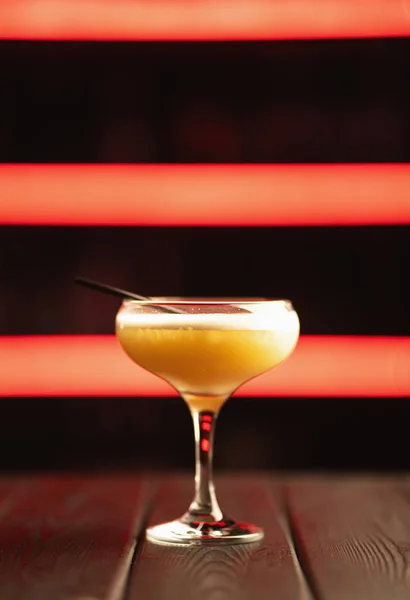 Verse Gele Cocktail Een Neon Achtergrond Alcoholische Cocktail Vruchten Niet — Stockfoto