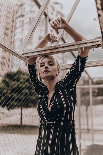 Sexy Heiße Frau Lässiger Kleidung Posiert Auf Spielplatz Der Nähe — Stockfoto