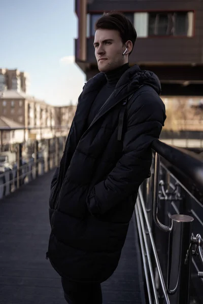 Ung Snygg Man Modell Poserar Bron Nära Byggnader City Style — Stockfoto