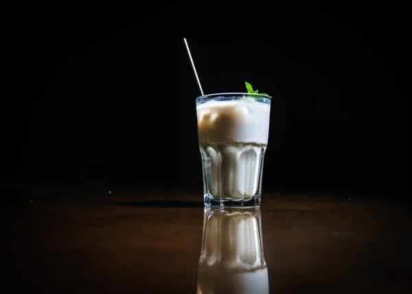 Kaffedrycker Svart Bakgrund Kaffe Ett Svart Bord Kallt Kaffe Latte — Stockfoto