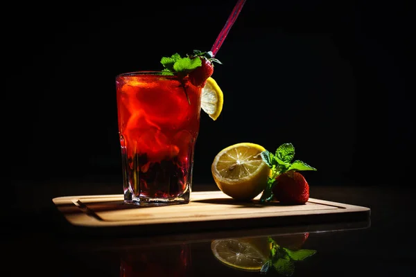 Verse Cocktail Een Zwarte Achtergrond Alcoholische Cocktail Een Zwarte Achtergrond — Stockfoto