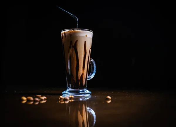 Napoje Kawowe Czarnym Tle Kawa Czarnym Stole Zimna Kawa Latte — Zdjęcie stockowe