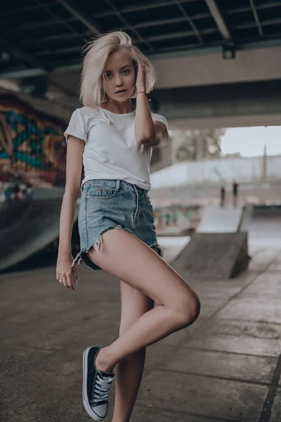 Schönheitsporträt Von Stilvollen Sexy Nettes Blondes Mädchen Shirt Shorts Turnschuhen — Stockfoto