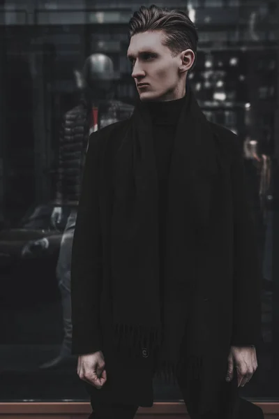 Стильный Молодой Человек Модель Позирует Витрины Магазина Городской Улице Городской — стоковое фото