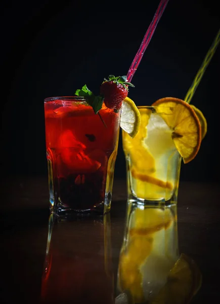 Verse Cocktail Een Zwarte Achtergrond Alcoholische Cocktail Een Zwarte Achtergrond — Stockfoto