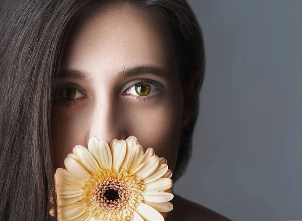 Wajah Cantik Gadis Muda Dengan Bunga Kulit Yang Sempurna Profesional — Stok Foto