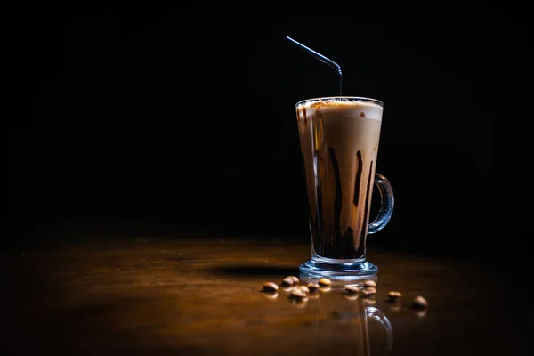 黒を背景にコーヒーを飲む 黒いテーブルの上のコーヒー 冷たいコーヒーラテだカプチーノエスプレッソコーヒーカクテルミルクセーキホイップクリーム バリスタ — ストック写真