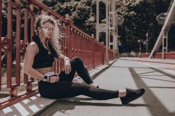 Femme Écoutant Musique Faire Des Exercices Entraînement Dans Rue Belle — Photo