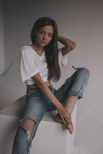 Hermosa Mujer Con Estilo Camisa Jeans Zapatillas Deporte Posando Estudio — Foto de Stock