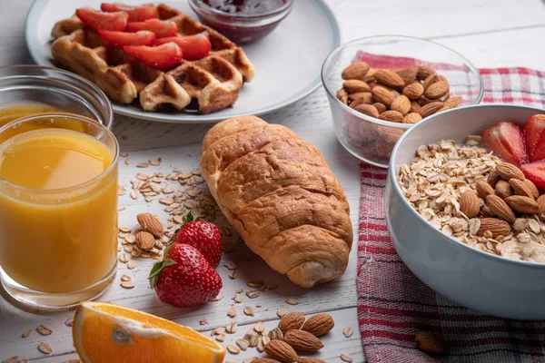 Delicioso Pequeno Almoço Waffle Tradicional Belgas Aveia Caseira Croissant Com — Fotografia de Stock