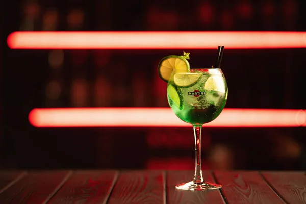 Verse Cocktail Een Neon Achtergrond Alcoholische Cocktail Vruchten Niet Alcoholische — Stockfoto